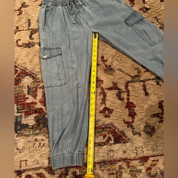 Dress Forum Los Angeles Women’s Light Wash Denim Cargo Joggers - Picture 6 of 12